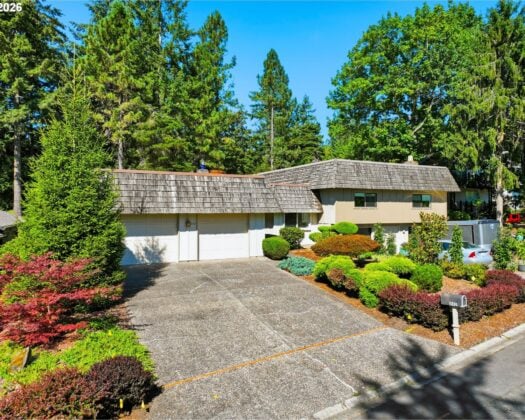 242 Greenridge Dr, Lake Oswego, OR 97035
